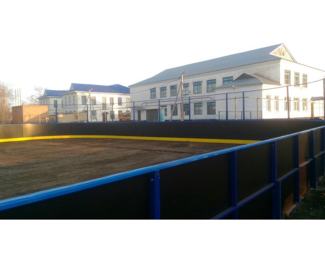 Коробка для хоккея из фанеры с высокими сетчатыми бортами, ограждение за воротами - вид 2